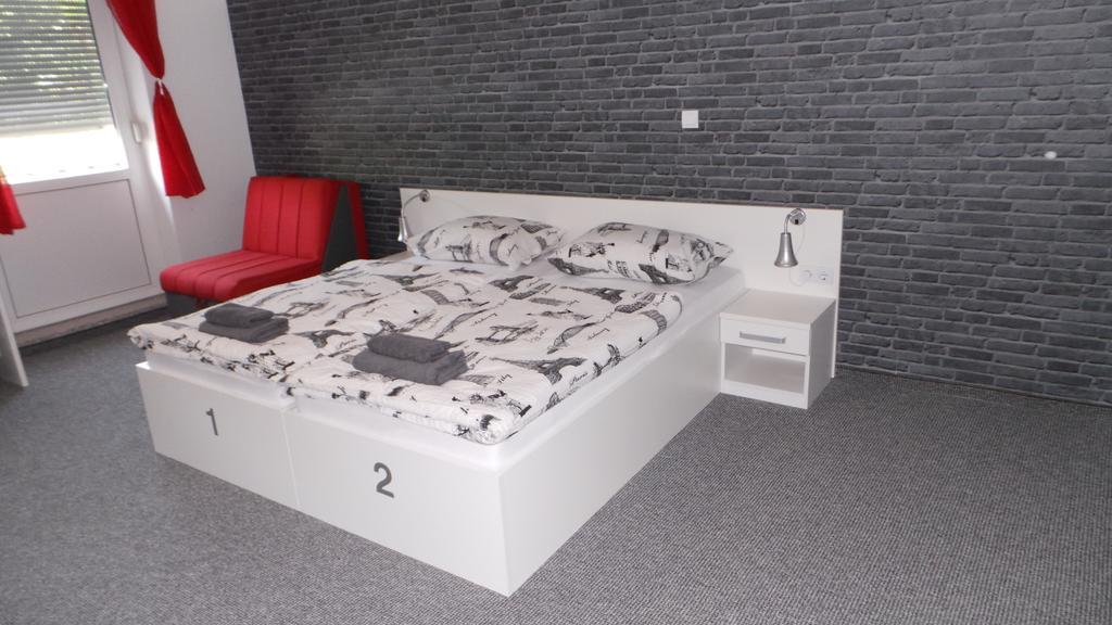 Hostel Levicki 斯拉沃尼亚布罗德 客房 照片